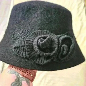 Croft&Barrow Black wool blend bucket style hat w flower detail